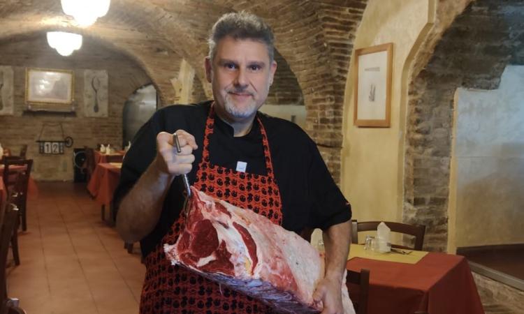 Civitanova, lo sfogo di un ristoratore: “Offro 2.000 euro al mese ma non trovo nessuno disposto a lavorare” Civitanova, lo sfogo di un ristoratore: “Offro 2.000 euro al mese ma non trovo nessuno disposto a lavorare”
