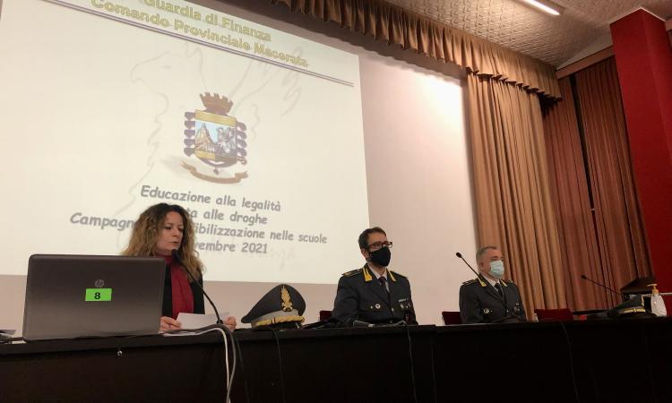 Macerata, prevenzione e lotta alle droghe nelle scuole: la Guardia di Finanza "sale in cattedra" Macerata, prevenzione e lotta alle droghe nelle scuole: la Guardia di Finanza "sale in cattedra"
