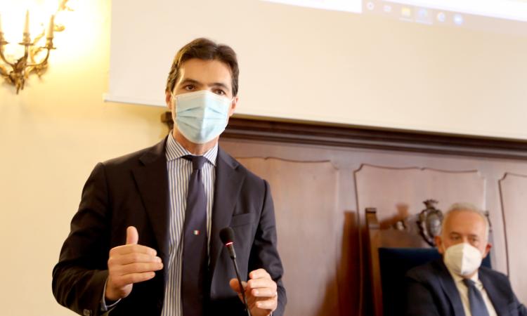 Aumentano i ricoveri, Acquaroli ora 'guarda' al vaccino: "Gazebo informativi con esperti" Aumentano i ricoveri, Acquaroli ora 'guarda' al vaccino: "Gazebo informativi con esperti"