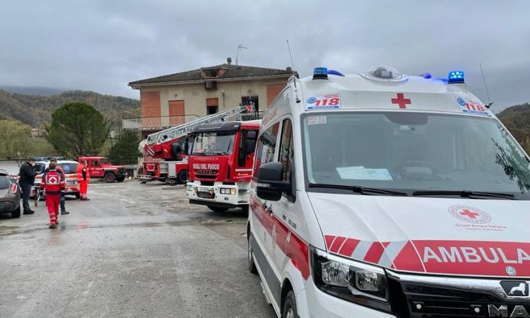 Sarnano, prima il boato poi le fiamme: scoppia incendio in un'abitazione. Tre persone all'ospedale