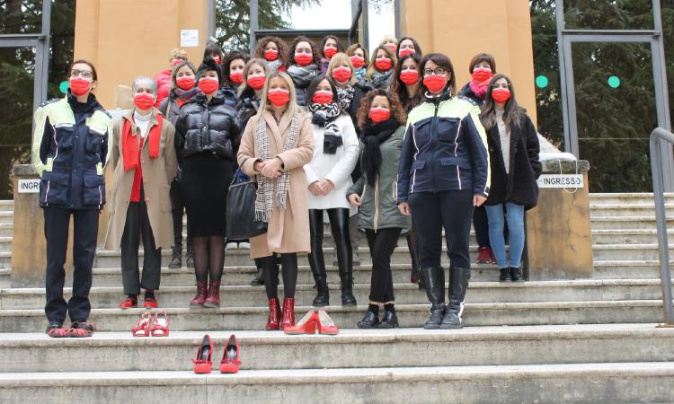 Dipendenti del Comune in posa con la mascherina rossa: Macerata dice "no" alla violenza sulle donne
