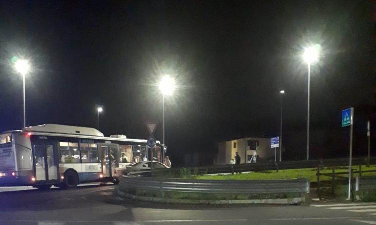 Villa Potenza, traffico in tilt per uno scontro fra un pullman e un'auto Villa Potenza, traffico in tilt per uno scontro fra un pullman e un'auto