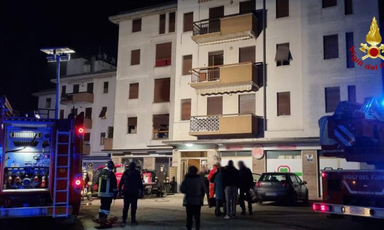 Matelica, in fiamme un appartamento: tratta in salvo una bambina di pochi mesi