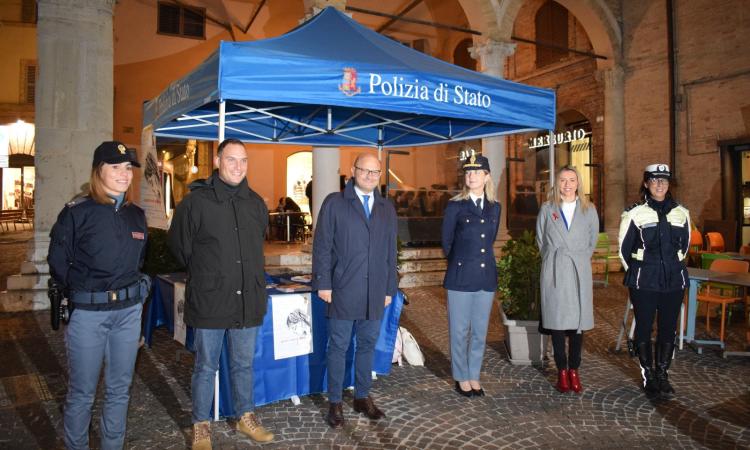 Macerata, no alla violenza sulle donne: Polizia allestisce info-point in piazza Macerata, no alla violenza sulle donne: Polizia allestisce info-point in piazza
