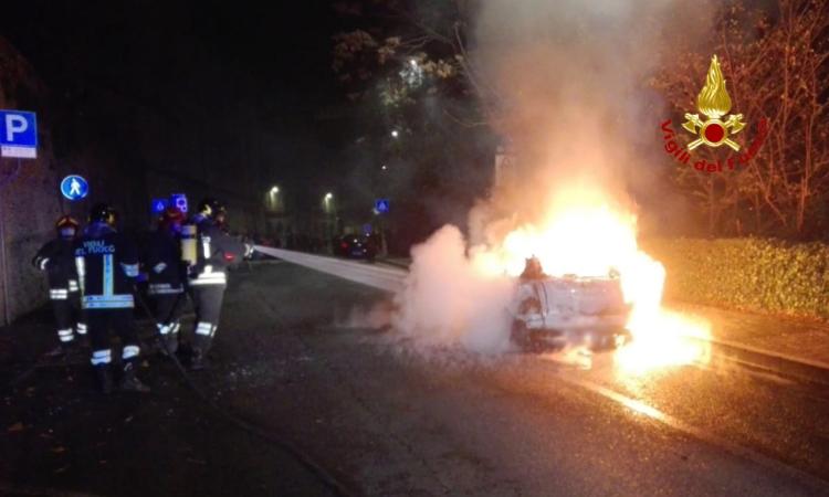 Recanati, auto divorata dalle fiamme nella notte Recanati, auto divorata dalle fiamme nella notte