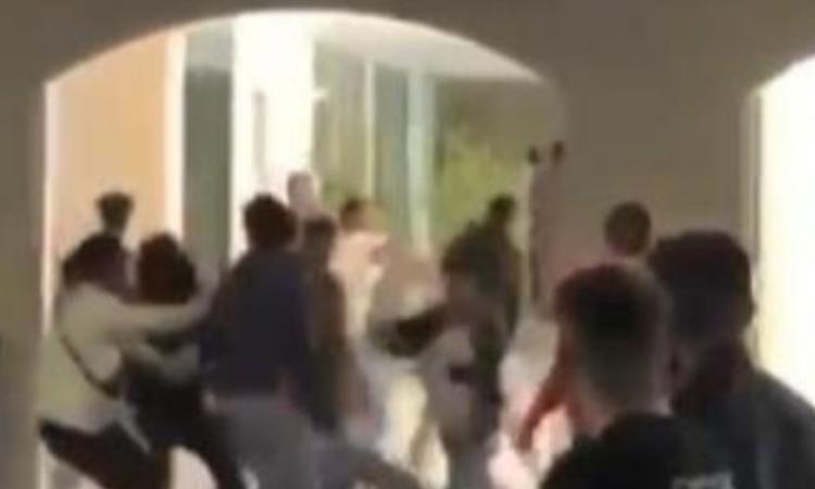 Movida violenta a Civitanova: escono da un night e devastano un bar