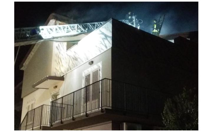 Paura a Potenza Picena, in fiamme il tetto di un'abitazione: intervengono i vigili del fuoco (FOTO) Paura a Potenza Picena, in fiamme il tetto di un'abitazione: intervengono i vigili del fuoco (FOTO)