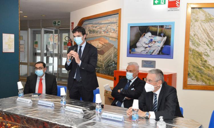 Acquaroli: "In crescita curva pandemica e ricoveri. Mascherine all'aperto? Stiamo valutando" Acquaroli: "In crescita curva pandemica e ricoveri. Mascherine all'aperto? Stiamo valutando"