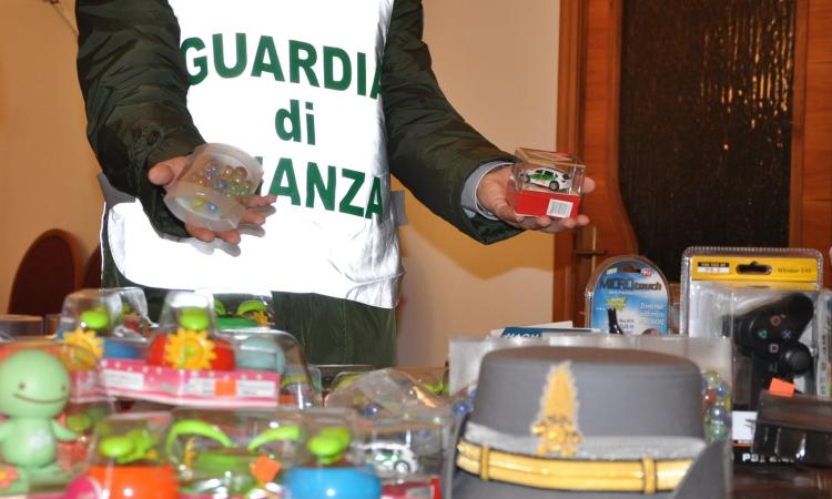 Porto Recanati, giocattoli e prodotti sanitari pericolosi per la salute: maxi sequestro Porto Recanati, giocattoli e prodotti sanitari pericolosi per la salute: maxi sequestro
