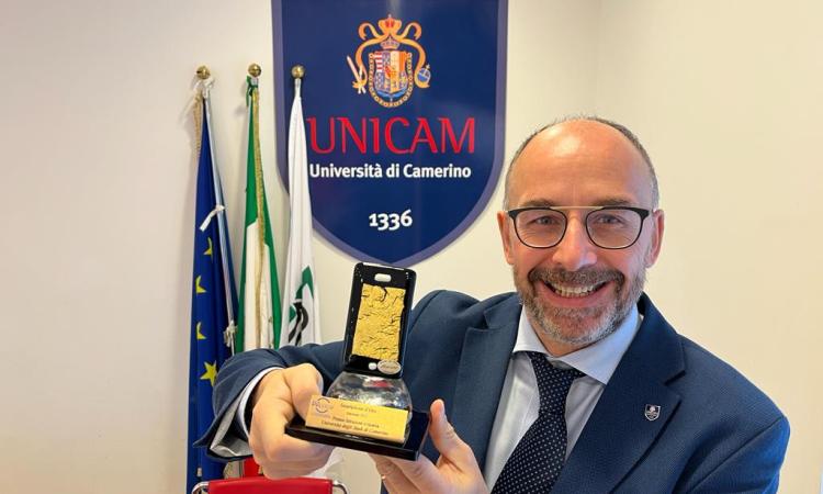 UNICAM vince il premio "Smartphone d'oro" per l'Istruzione e la Ricerca UNICAM vince il premio "Smartphone d'oro" per l'Istruzione e la Ricerca