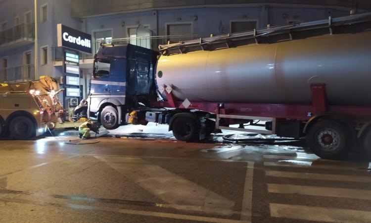 Civitanova Marche, camionista viene colto da malore e finisce fuoristrada (FOTO)