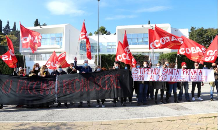 Porto Potenza Picena, presidio di 4 giorni davanti al Santo Stefano: prosegue mobilitazione del Cobas