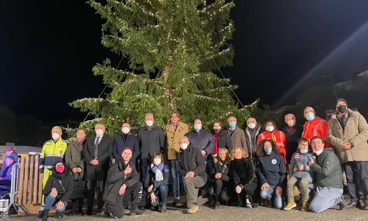 Civitanova, acceso l'albero di Natale donato da Esine Civitanova, acceso l'albero di Natale donato da Esine