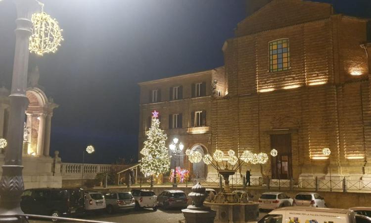 Un albero di Natale in ogni frazione: Treia si accende per le feste (FOTO)