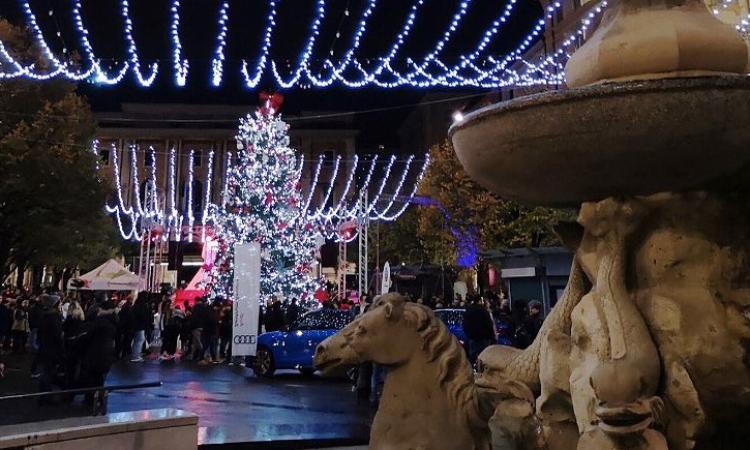 I mercatini di Natale nel mirino di una banda di baby teppisti: si sfidano a chi ruba più gadget I mercatini di Natale nel mirino di una banda di baby teppisti: si sfidano a chi ruba più gadget