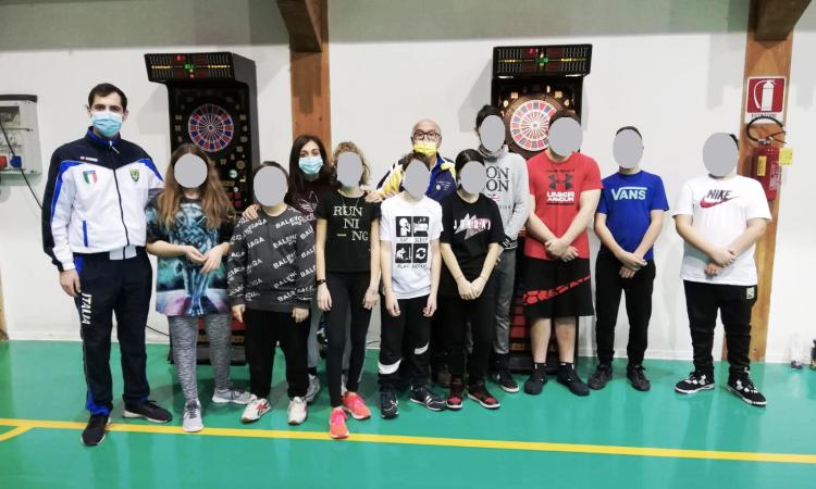 Fiastra e Serravalle di Chienti, gli alunni delle scuole medie a lezione di ruzzola e freccette