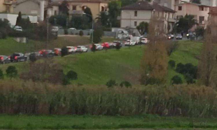 Civitanova, boom di tamponi: traffico in tilt davanti al poliambulatorio Civitanova, boom di tamponi: traffico in tilt davanti al poliambulatorio