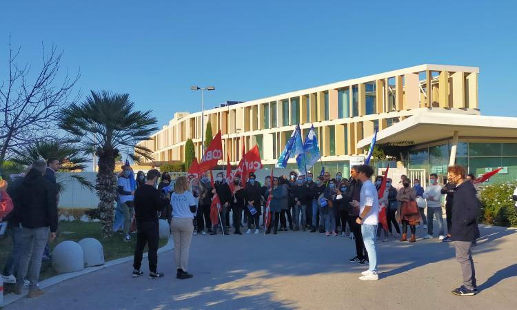 Potenza Picena, continua il presidio di protesta dei lavoratori del Santo Stefano