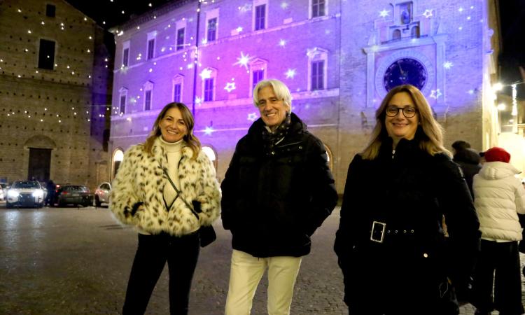 Macerata, i commercianti del centro donano alla città una pioggia di stelle in piazza