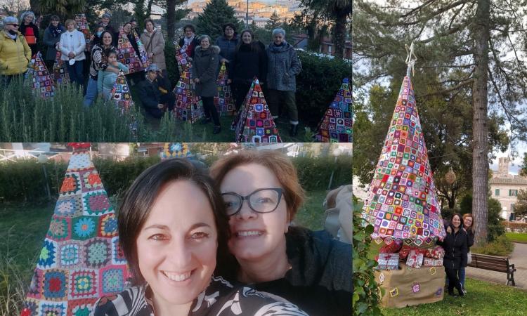 L'idea geniale di Silvia e Marina, 408 alberi di Natale realizzati all'uncinetto: Sarnano alla ribalta nazionale