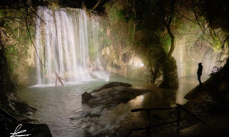 Natale sempre più magico a Sarnano: le Cascate Perdute si illuminano di notte Natale sempre più magico a Sarnano: le Cascate Perdute si illuminano di notte