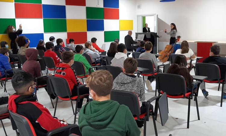 Macerata, "Musica e magia" alla scuola Mestica: i docenti si trasformano in illusionisti Macerata, "Musica e magia" alla scuola Mestica: i docenti si trasformano in illusionisti