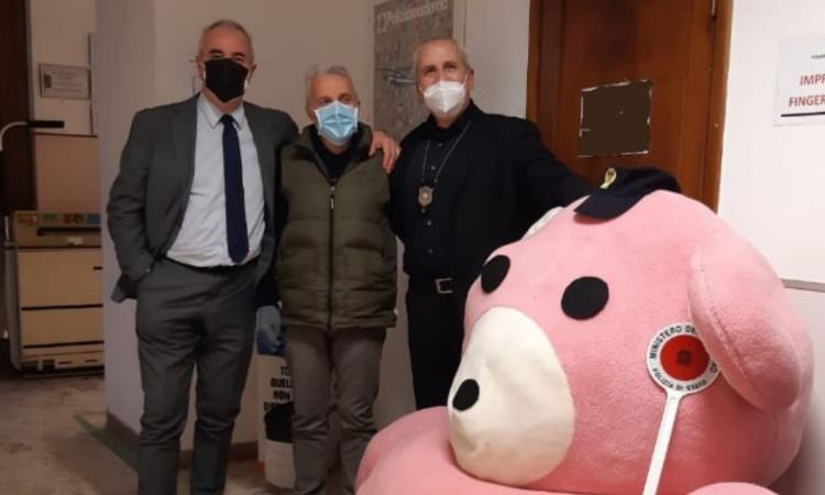 Ruba grande orso di peluche dal negozio per regalarlo alla fidanzata: furto "natalizio" a Tolentino Ruba grande orso di peluche dal negozio per regalarlo alla fidanzata: furto "natalizio" a Tolentino
