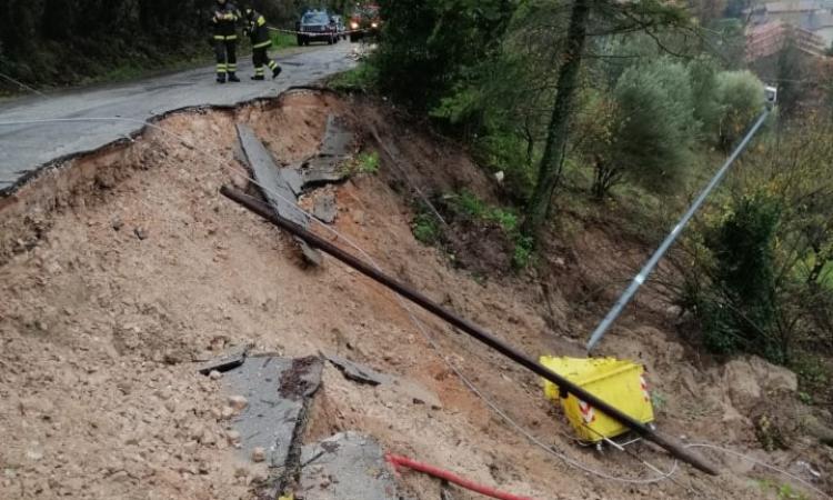 Fabriano, frana la strada che conduce alla frazione di Moscano: 100 persone restano isolate Fabriano, frana la strada che conduce alla frazione di Moscano: 100 persone restano isolate