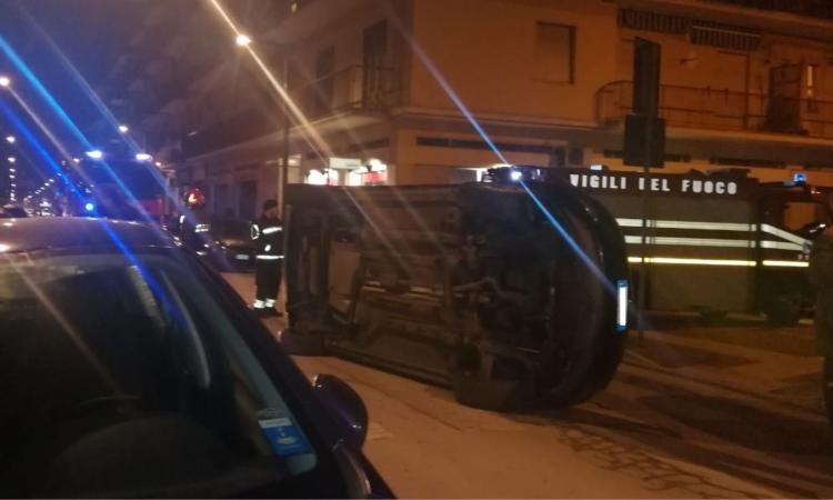 Civitanova, pauroso scontro tra due auto: una vettura rimane in bilico su una fiancata