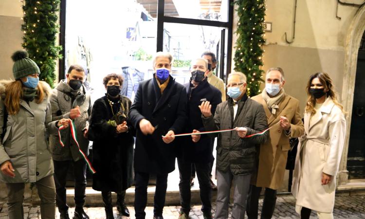 Macerata, "Le Gioie di Bacco" impreziosiscono il Natale fra artigianato e gusto della tradizione (FOTO) Macerata, "Le Gioie di Bacco" impreziosiscono il Natale fra artigianato e gusto della tradizione (FOTO)