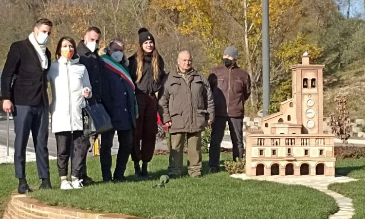 Tolentino in miniatura all'ingresso della città: taglio del nastro per la "nuova" rotonda