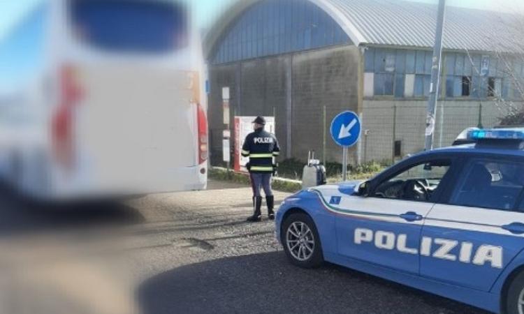 Autobus parte da Civitanova, ma il conducente è senza green pass: interviene la polizia Autobus parte da Civitanova, ma il conducente è senza green pass: interviene la polizia