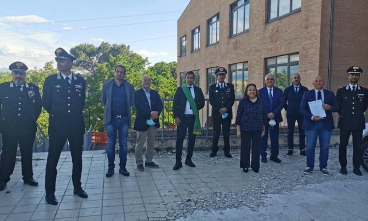Camerino, nuova caserma dei carabinieri: taglio del nastro con la moglie del maresciallo Piermanni Camerino, nuova caserma dei carabinieri: taglio del nastro con la moglie del maresciallo Piermanni