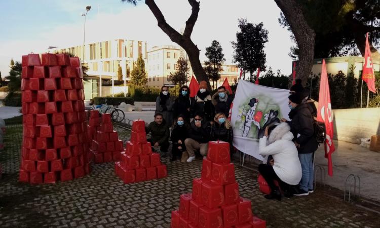 Santo Stefano, non si ferma la protesta dei lavoratori: riconsegnato panettone all'azienda Santo Stefano, non si ferma la protesta dei lavoratori: riconsegnato panettone all'azienda