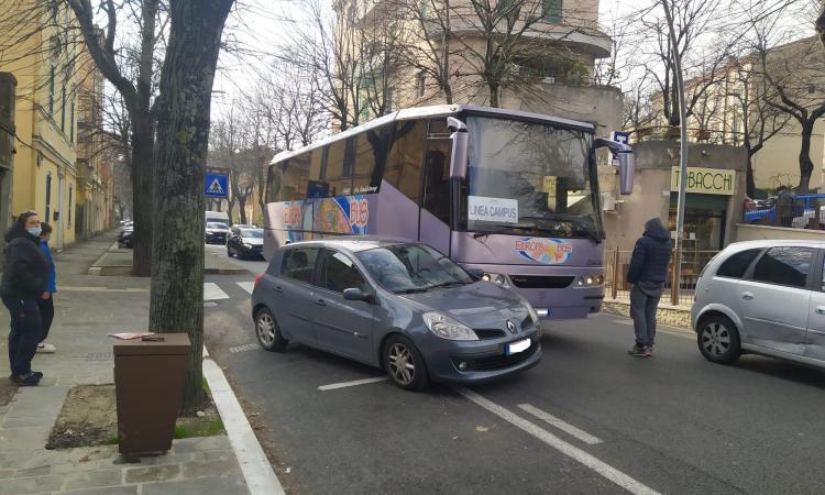 Macerata, riparte con l'auto dal parcheggio e centra il bus: traffico in tilt Macerata, riparte con l'auto dal parcheggio e centra il bus: traffico in tilt