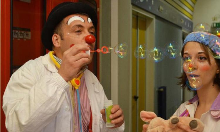 Marche, clown e pet therapy per le vaccinazioni anti Covid dei bambini: quasi 1.300 prenotazioni Marche, clown e pet therapy per le vaccinazioni anti Covid dei bambini: quasi 1.300 prenotazioni