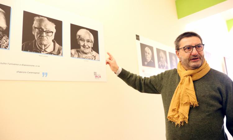 Gli "Sguardi" di Carlo Torresi nella mostra fotografica che celebra la terza età di Villa Cozza (FOTO) Gli "Sguardi" di Carlo Torresi nella mostra fotografica che celebra la terza età di Villa Cozza (FOTO)