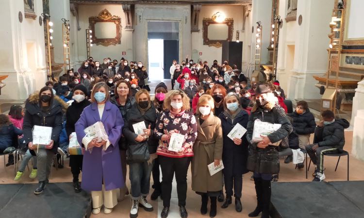 "Civitanova una città da favola": consegnate copie del libro agli studenti "Civitanova una città da favola": consegnate copie del libro agli studenti