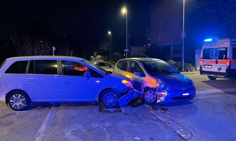Macerata, scontro all'incrocio tra due auto: un uomo finisce in ospedale