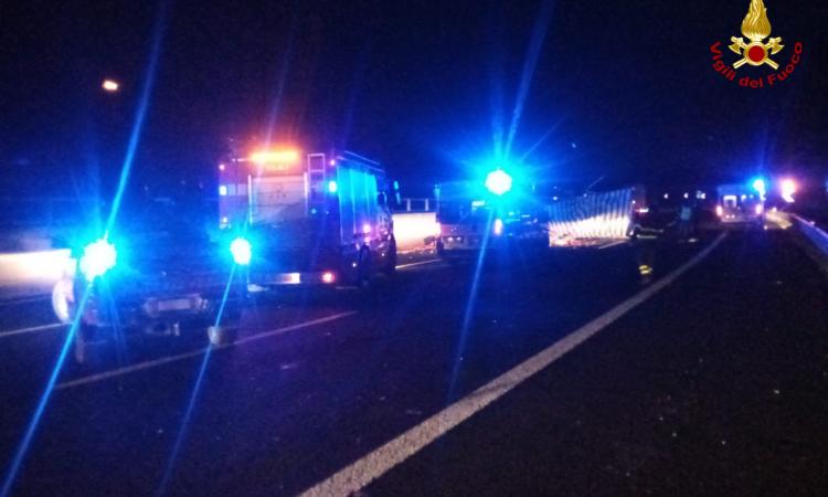 Incidente tra auto e furgone in A14: chiusa l'autostrada in direzione Pescara Incidente tra auto e furgone in A14: chiusa l'autostrada in direzione Pescara