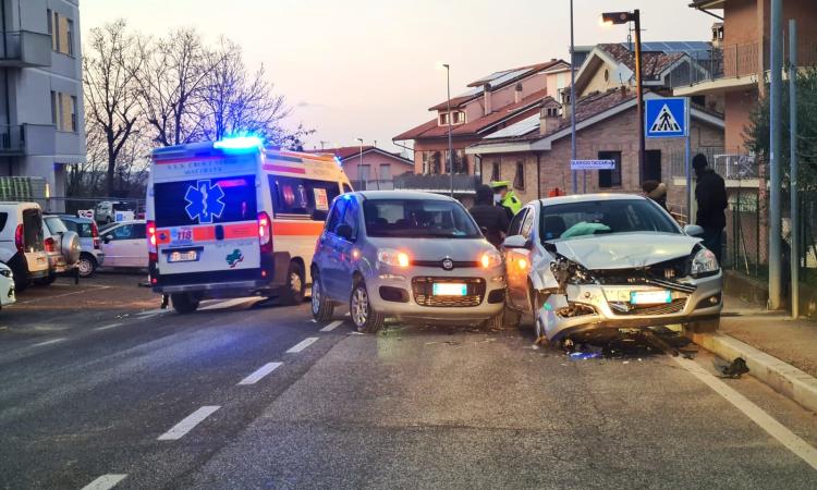 Macerata, violento scontro tra due auto: due feriti trasportati all'ospedale Macerata, violento scontro tra due auto: due feriti trasportati all'ospedale