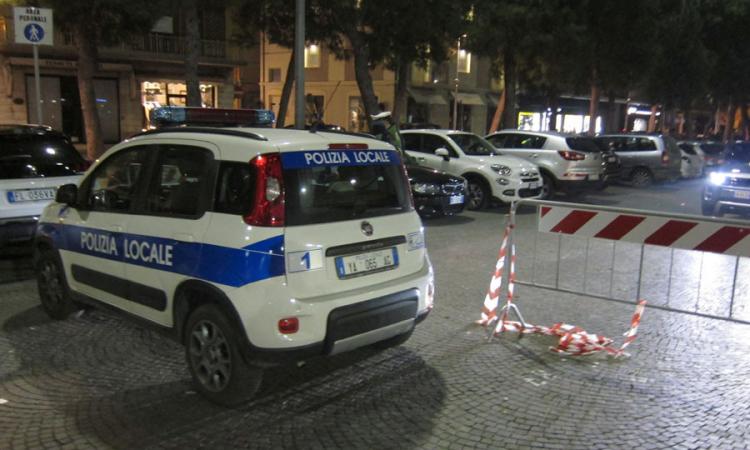 Movida molesta a Civitanova, tra atti di vandalismo e schiamazzi: danneggiato distributore automatico Movida molesta a Civitanova, tra atti di vandalismo e schiamazzi: danneggiato distributore automatico
