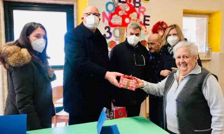 Visita ai nonni di Castelraimondo: gli auguri del Comune agli ospiti della casa di riposo