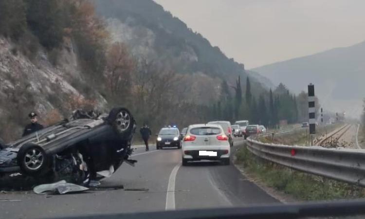 San Severino, perde il controllo dell'auto e si ribalta: un giovane trasportato all'ospedale