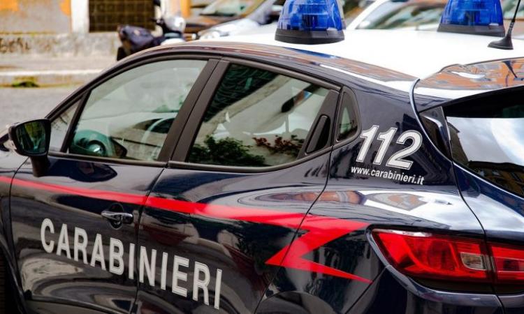 Minacce, inseguimenti e pestaggi a Fiuminata. Due uomini feriti, scattate otto denunce