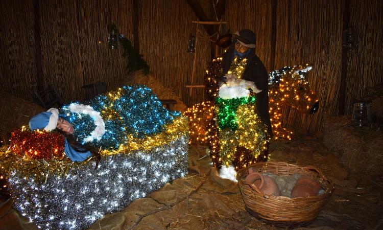 Nel presepe di Urbisaglia Giuseppe culla Gesù mentre Maria riposa: "Celebra la figura femminile" Nel presepe di Urbisaglia Giuseppe culla Gesù mentre Maria riposa: "Celebra la figura femminile"