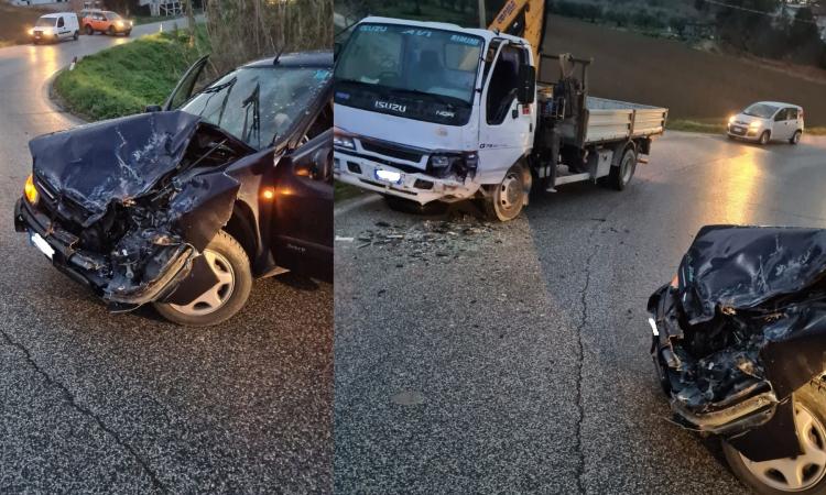Macerata, violento scontro tra auto e furgone: una donna finisce al pronto soccorso