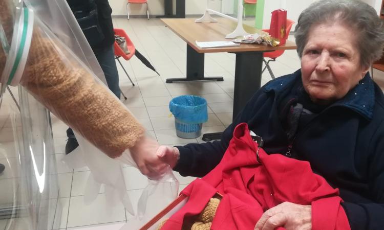 Macerata, l'Ircr aderisce al progetto "I Nipoti di Babbo Natale”: doni speciali per gli ospiti delle case di riposo Macerata, l'Ircr aderisce al progetto "I Nipoti di Babbo Natale”: doni speciali per gli ospiti delle case di riposo