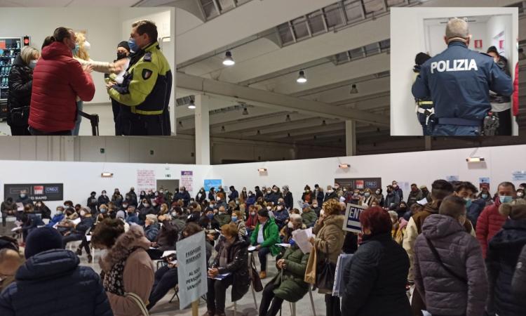 Centro vaccinale di Piediripa in tilt, 300 persone in fila: la situazione degenera, arriva la Polizia Centro vaccinale di Piediripa in tilt, 300 persone in fila: la situazione degenera, arriva la Polizia