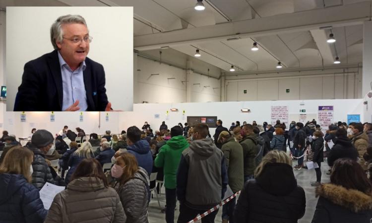 Ore in fila per il vaccino, Sciapichetti: "Un dramma, con questo trend Marche in zona rossa" Ore in fila per il vaccino, Sciapichetti: "Un dramma, con questo trend Marche in zona rossa"